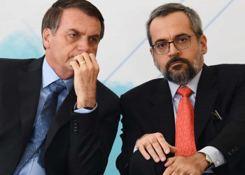 Bolsonaro condecora Weintraub e Aras com Ordem de Mérito Naval